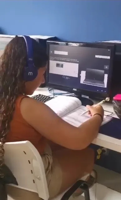 Aluno estudando e se desenvolvendo