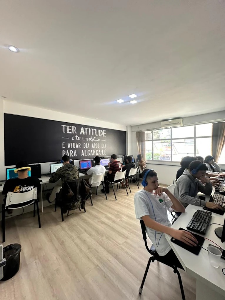 Laboratório de informática da Microlins Nova Friburgo com alunos em aula