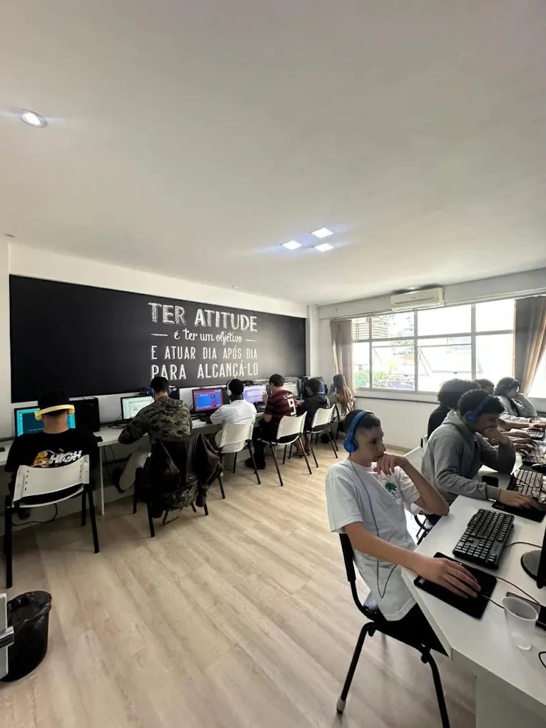 Laboratório de informática da Microlins Nova Friburgo com alunos em aula