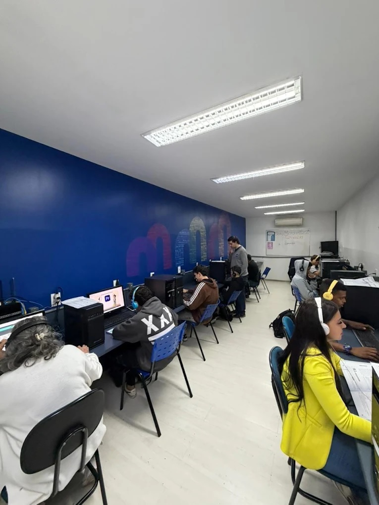 Alunos em aula no laboratório de informática da Microlins Nova Friburgo
