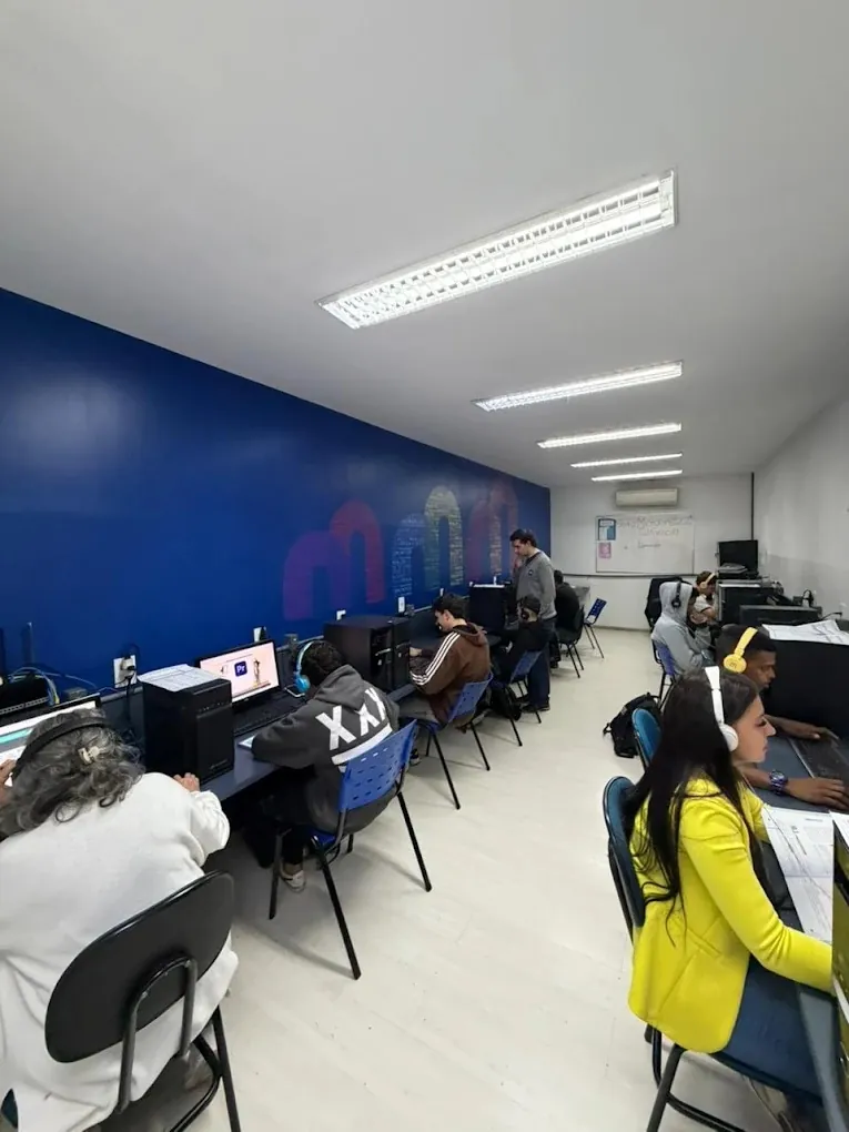 Alunos em aula no laboratório de informática da Microlins Nova Friburgo