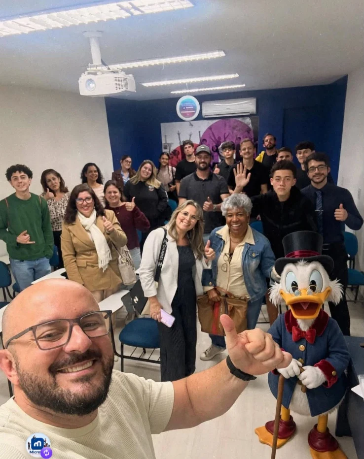Turma do curso de Marketing Digital com IA da Microlins Nova Friburgo reunida em sala de aula